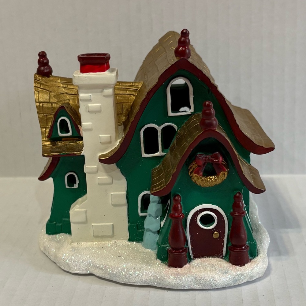 2014 Hallmark North Pole Glow Road The Snowflake Elf House Christmas Village